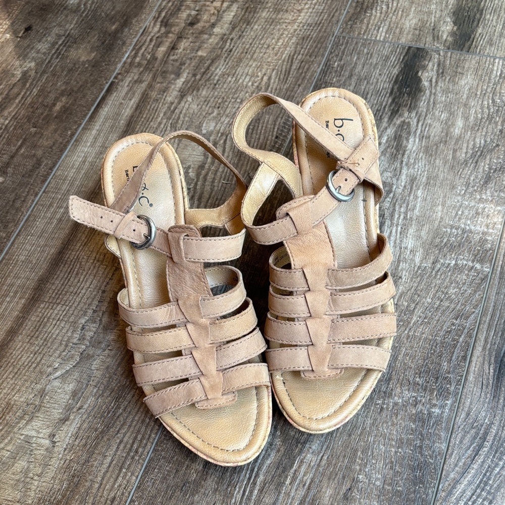 b.o.c. Tan Strappy Sandals with flower heel Women’s Size 9 - Picture 2 of 12